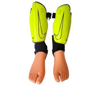 Nike Unisex Youth Size M Soccer Shin Guards Charge 2.0 Volt Fits 4'3 - 4'7